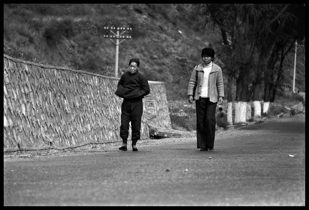 1981年北京延庆县香营路上的母女俩鲍昆摄影