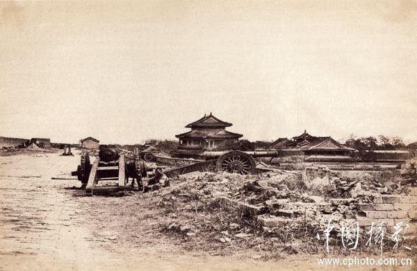 北京城墙上的清军大炮,1860。费利斯·比托 摄, 泰瑞·贝内特收藏